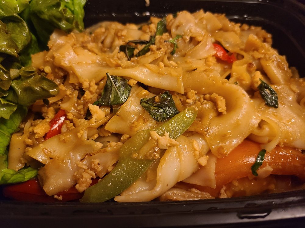 Order 44. Kwoey Tiew Pad Khee Mao - Drunken Noodles food online from New Krung Thai store, San Jose on bringmethat.com