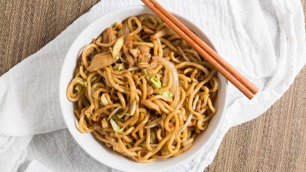 Order Chicken Chow Mein food online from Beckys Chinese Restaurant store, Oakland on bringmethat.com