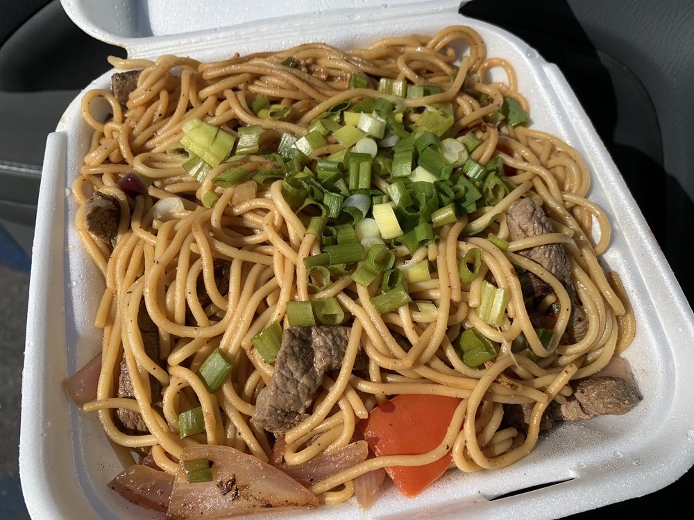 Order 15. TALLARIN SALTADO DE CARNE food online from Mario's Peruvian & Seafood store, Los Angeles on bringmethat.com