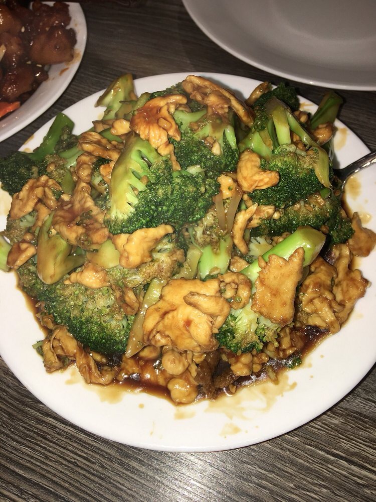 Order CHICKEN BROCCOLI food online from Royal Mandarin Restaurant store, National City on bringmethat.com