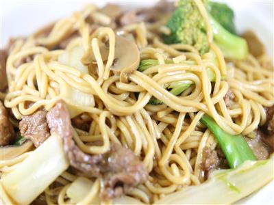 Order Beef Lo Mein food online from Chen's Garden store, Cape May on bringmethat.com