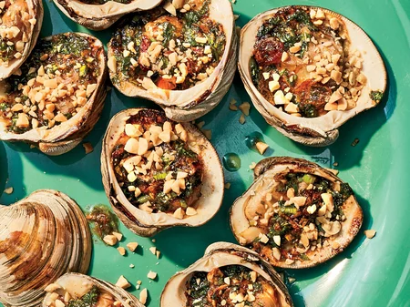 Order Cherry Stone Clams On the Half Shell  food online from G & M store, Linthicum on bringmethat.com