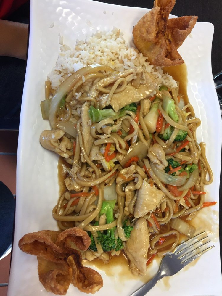 Order 18. Chicken Lo Mein food online from Hong Kong Inn Restaurant store, Springfield on bringmethat.com