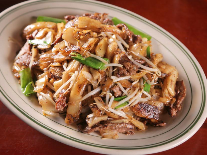 Order Beef Chow Foon food online from China Shanghai Chinese Restaurant store, Fairfax on bringmethat.com