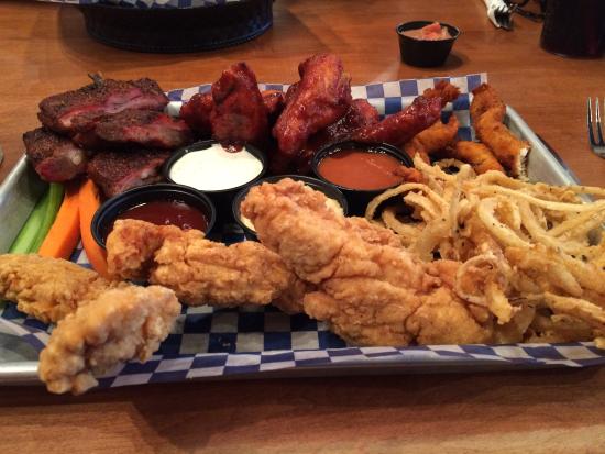 Order Dave's Sampler Platter food online from Famous Dave's store, Fargo on bringmethat.com