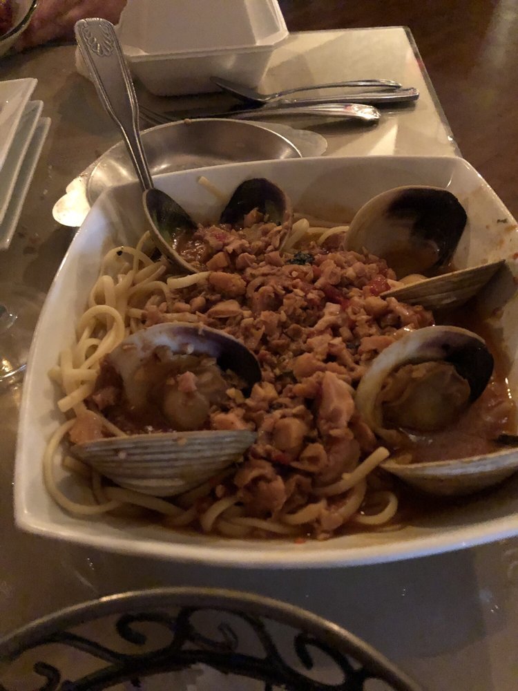 Order Linguini with Fresh Clam Sauce food online from Georgio's Village Cafe store, New Hartford on bringmethat.com