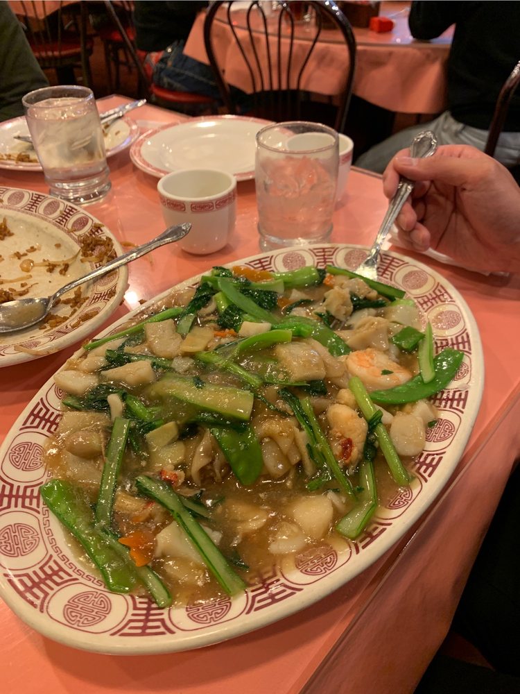 Order Seafood Chow Fun (Shrimp, Scallop & Lobster) food online from David's Mai Lai Wah store, Philadelphia on bringmethat.com
