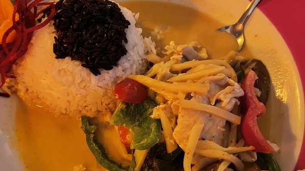 Order 9. Red Curry food online from Ruan Thai Cuisine store, Hilton Head Island on bringmethat.com
