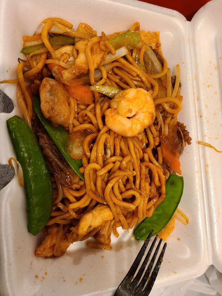 Order 171. Combo Lo Mein food online from Hoy's Chinese Restaurant store, Bensenville on bringmethat.com