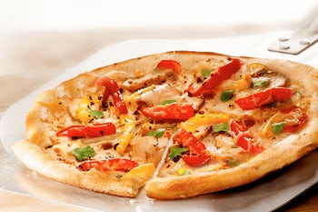 Order Spicy Chicken Pizza food online from Newk's Eatery store, Starkville on bringmethat.com