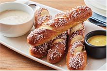 Order Brew Pub Pretzels + Beer Cheese Dip food online from Applebee's Grill + Bar store, Starkville on bringmethat.com