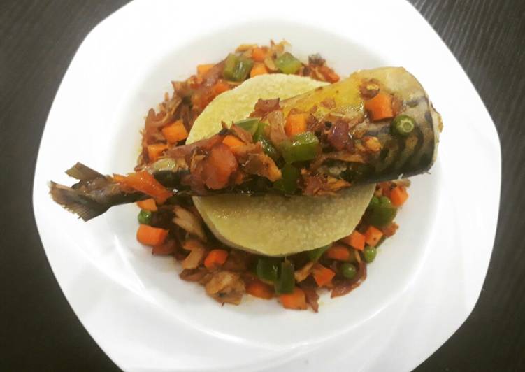 Order Boiled Yam w/ Chicken, Fish or Meat food online from Divine Express Catering store, Brooklyn on bringmethat.com
