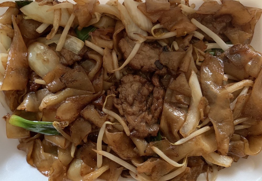 Order C124. Wok Tossed Beef Flat Noodle food online from Winsor Dim Sum Cafe & Bar store, Quincy on bringmethat.com