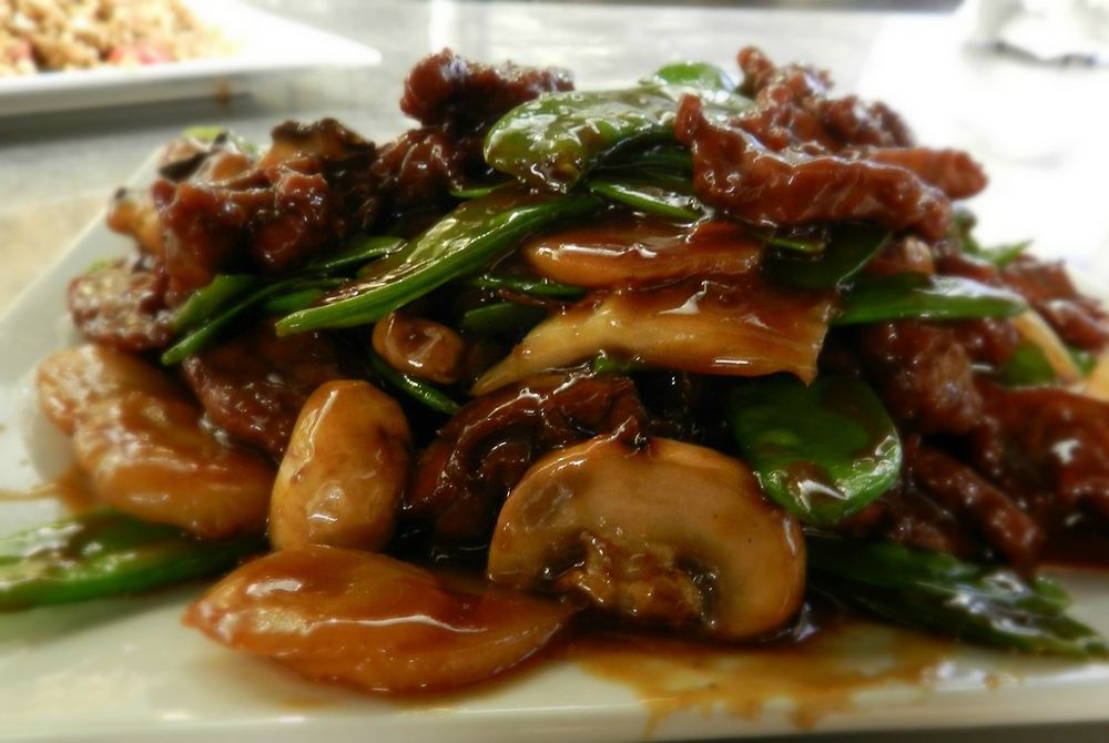 Order BEEF WITH MUSHROOM food online from Dragon 88 Restaurant store, Boylston on bringmethat.com