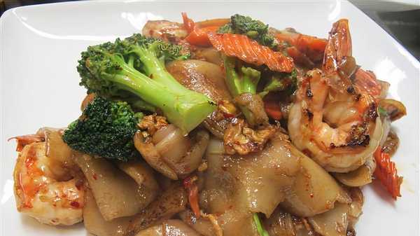 Order L. Phad See Eew food online from Krua Thai Family Kitchen store, Seattle on bringmethat.com