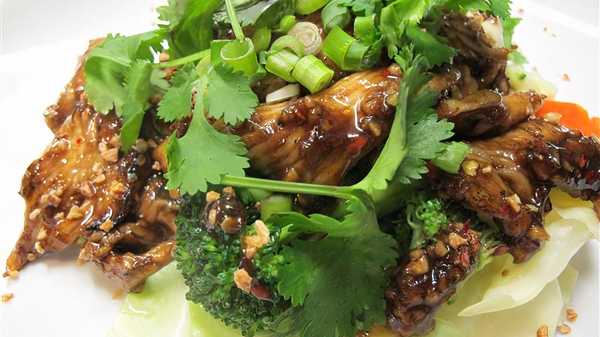 Order K. Garlic Stir Fry food online from Krua Thai Family Kitchen store, Seattle on bringmethat.com
